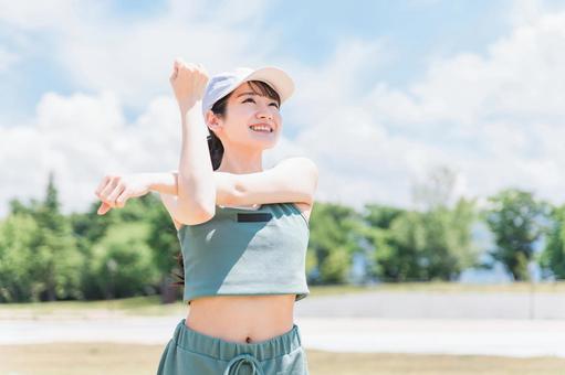 ウォーキングしている清々しい表情の女性の画像