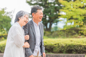 夫婦で歩いている画像