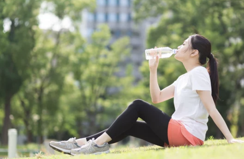 水を飲んでいる画像