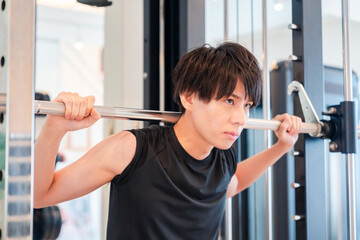 筋トレしている男性